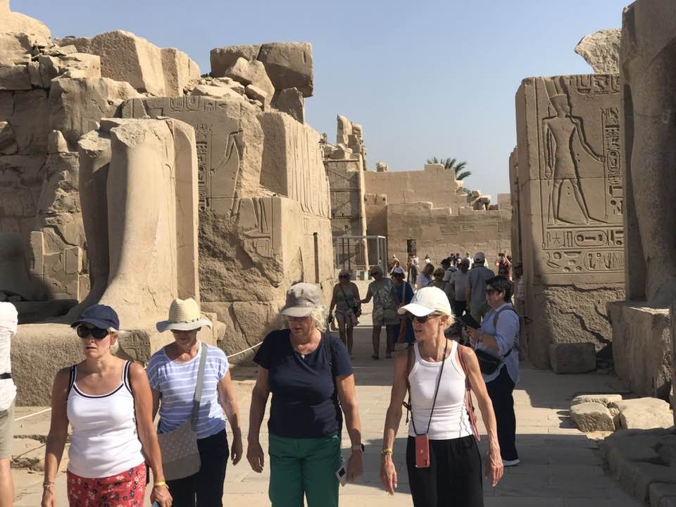 العائلات الأجانب يعيشون أجواء من البهجة اليومية حول الأقصر العائلات الأجانب يعيشون أجواء من البهجة اليومية حول الأقصر