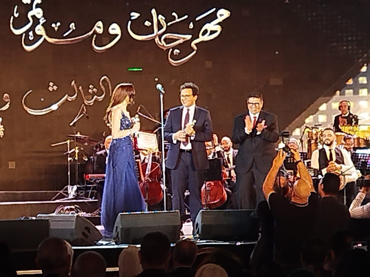 بعد تكريمها.. أمال ماهر هو التكريم الأغلى من بلدي ومهرجان الموسيقى (2) بعد تكريمها.. أمال ماهر هو التكريم الأغلى من بلدي ومهرجان الموسيقى (2)
