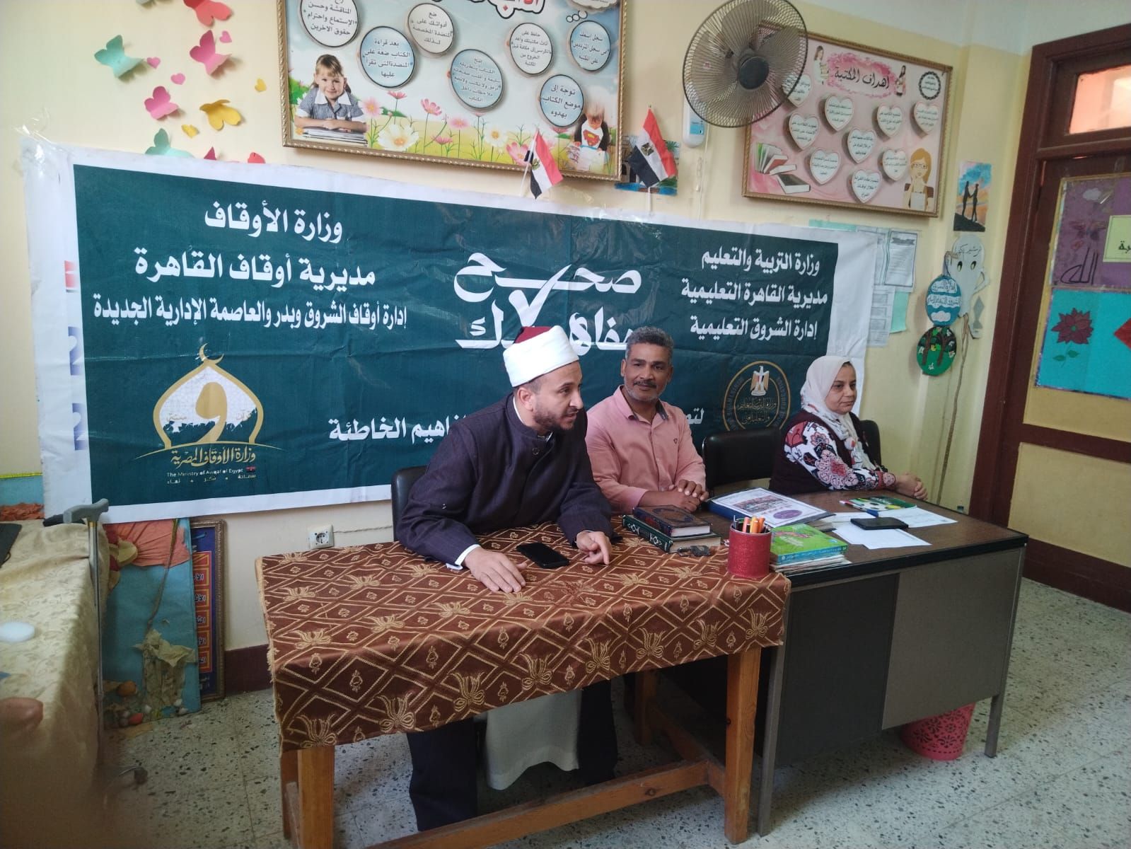 إمام الأوقاف أثناء إلقاء محاضرته للطلاب إمام الأوقاف أثناء إلقاء محاضرته للطلاب