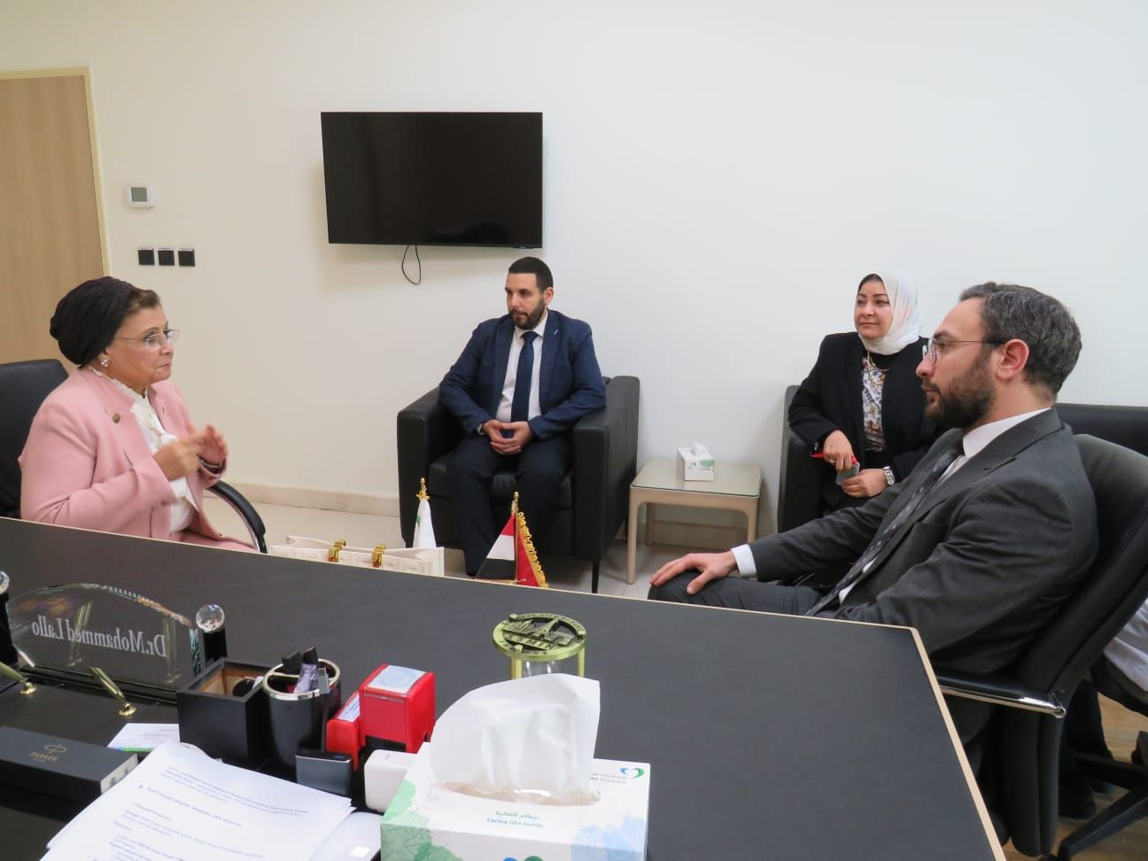 نائبة وزير الصحة خلال الزيارة نائبة وزير الصحة خلال الزيارة