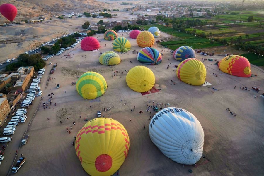 صور من مصر تظهر رحلات البالون الهوائي فوق المواقع الأثرية في الأقصر (2) صور من مصر تظهر رحلات البالون الهوائي فوق المواقع الأثرية في الأقصر (2)