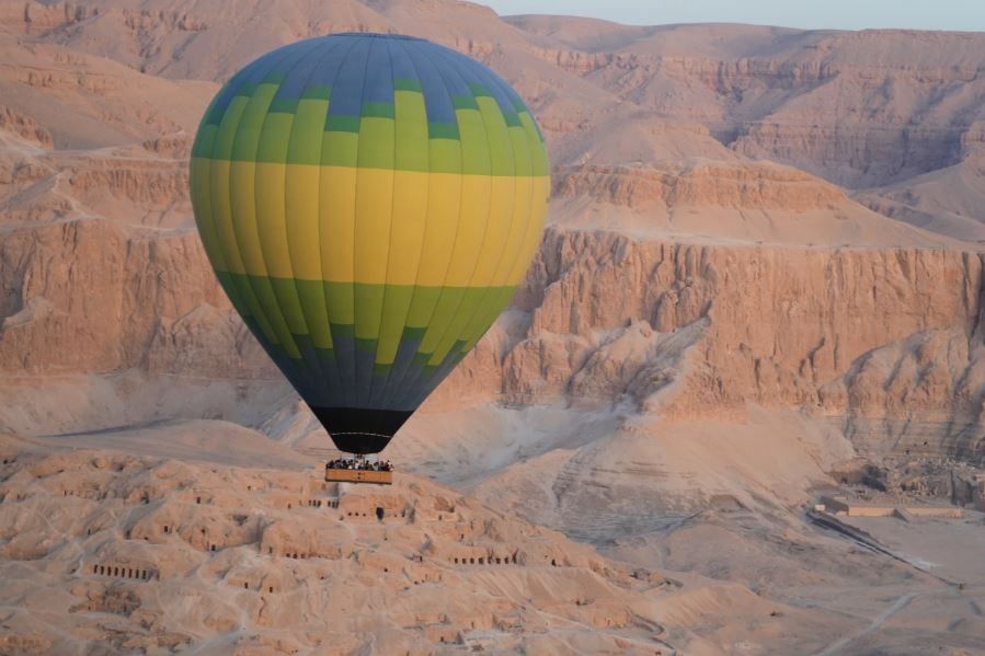 صور من مصر تظهر رحلات البالون الهوائي فوق المواقع الأثرية في الأقصر (5) صور من مصر تظهر رحلات البالون الهوائي فوق المواقع الأثرية في الأقصر (5)