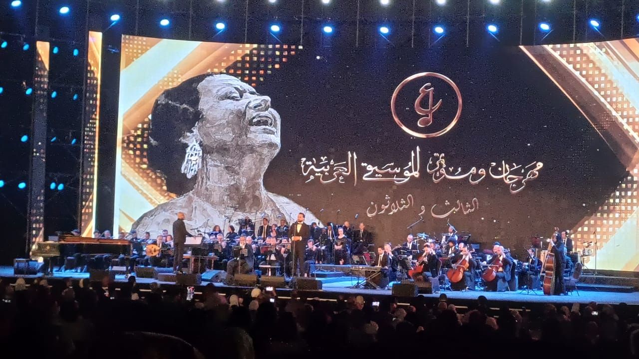 حسام حسني يغني لعبد الحليم حافظ في حفل مهرجان الموسيقى العربية (1) حسام حسني يغني لعبد الحليم حافظ في حفل مهرجان الموسيقى العربية (1)