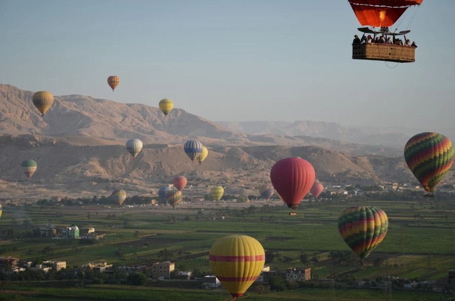 صور من مصر تظهر رحلات البالون الهوائي فوق المواقع الأثرية في الأقصر (7) صور من مصر تظهر رحلات البالون الهوائي فوق المواقع الأثرية في الأقصر (7)