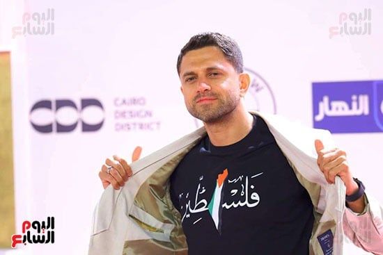 ممثل شاب يدعم فلسطين في عرض فيلم هابي بيرث داي في مهرجان الجونة (2) ممثل شاب يدعم فلسطين في عرض فيلم هابي بيرث داي في مهرجان الجونة (2)