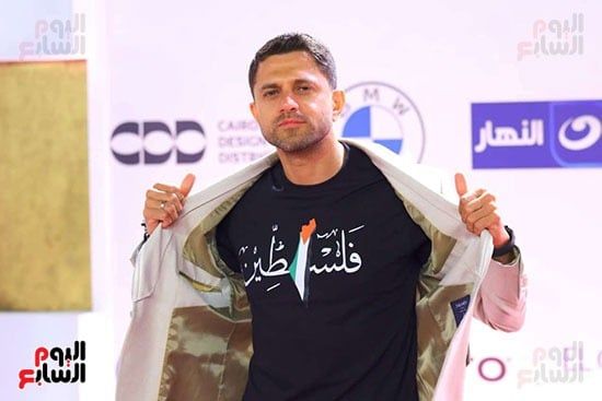 ممثل شاب يدعم فلسطين في عرض فيلم هابي بيرث داي في مهرجان الجونة (4) ممثل شاب يدعم فلسطين في عرض فيلم هابي بيرث داي في مهرجان الجونة (4)