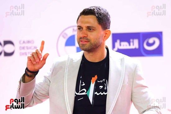 ممثل شاب يدعم فلسطين في عرض فيلم هابي بيرث داي في مهرجان الجونة (1) ممثل شاب يدعم فلسطين في عرض فيلم هابي بيرث داي في مهرجان الجونة (1)