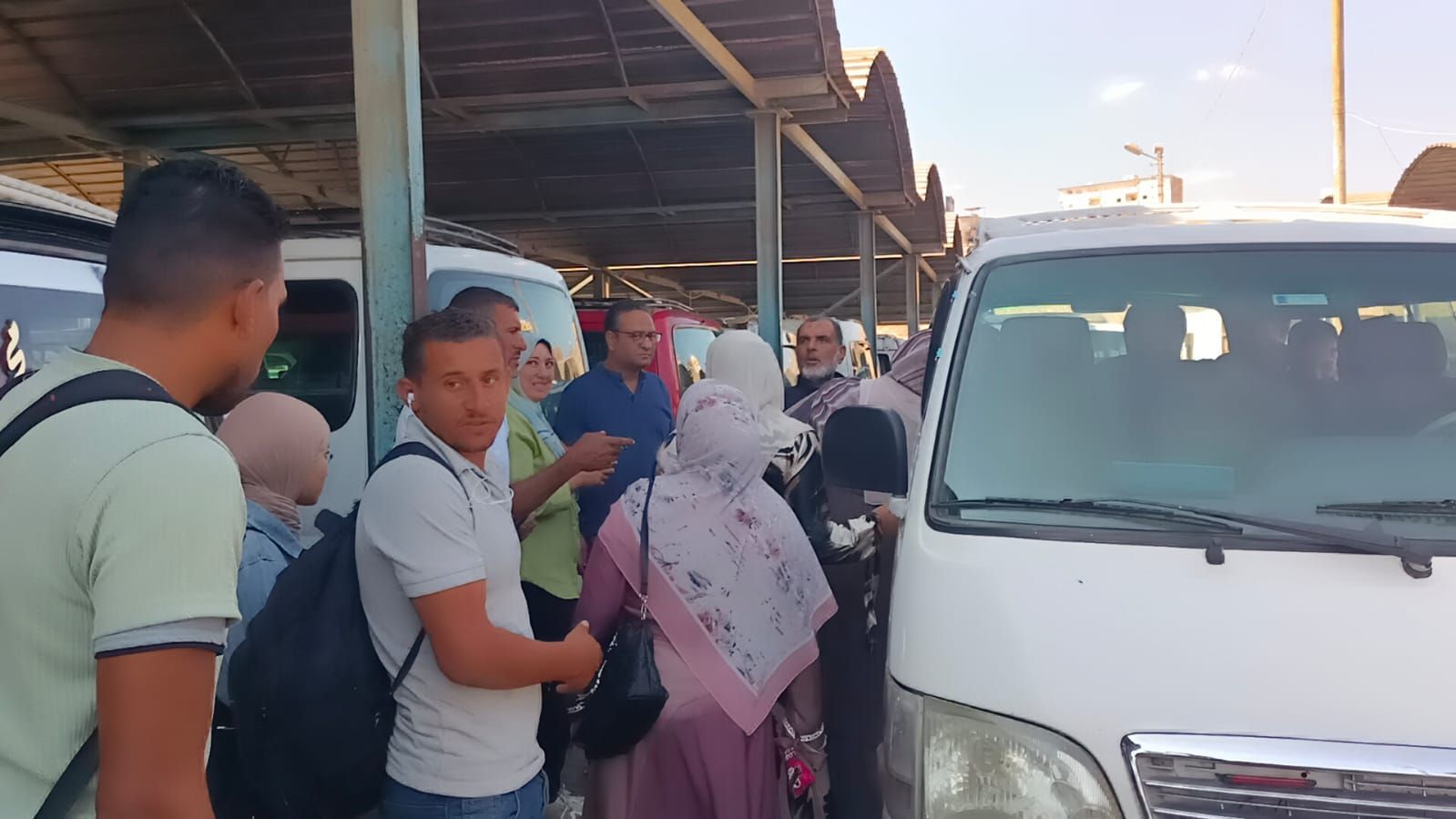 توفير السيارات لنقل الأهالي توفير السيارات لنقل الأهالي