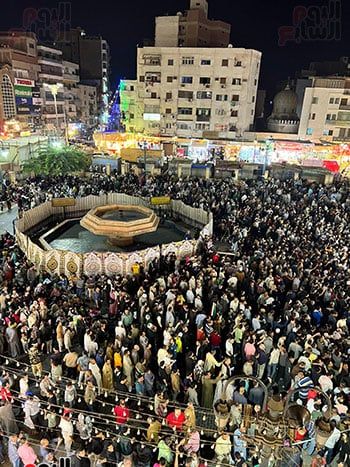 أعداد كبيرة من المريدين فى حفل ختام المولد أعداد كبيرة من المريدين فى حفل ختام المولد