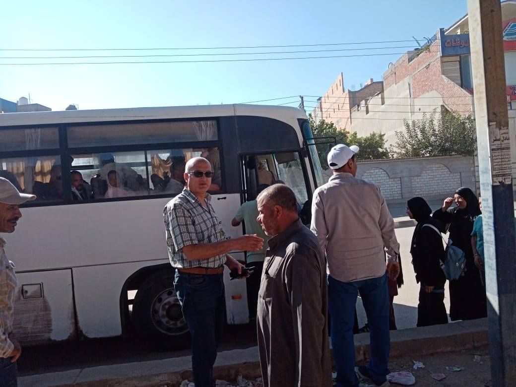 رئيس مدينة سيدي غازي يشرف على توفير السيارات لنقل الطلاب والأهالي رئيس مدينة سيدي غازي يشرف على توفير السيارات لنقل الطلاب والأهالي