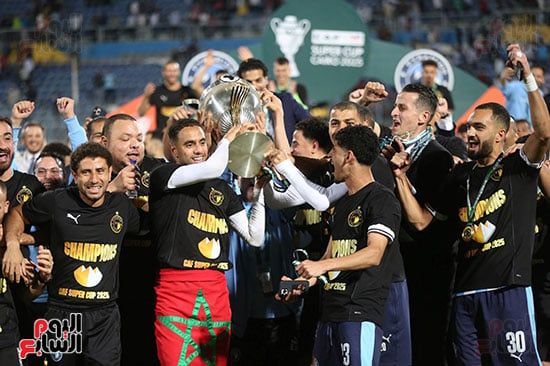 لاعبى بيراميدز مع كأس السوبر الأفريقى لاعبى بيراميدز مع كأس السوبر الأفريقى