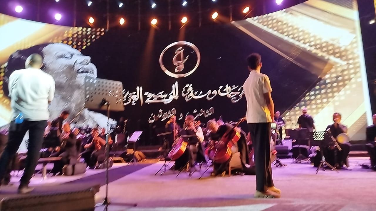 مصطفى حلمي يجرّب النغمات قبل حفل هاني شاكر (6) مصطفى حلمي يجرّب النغمات قبل حفل هاني شاكر (6)