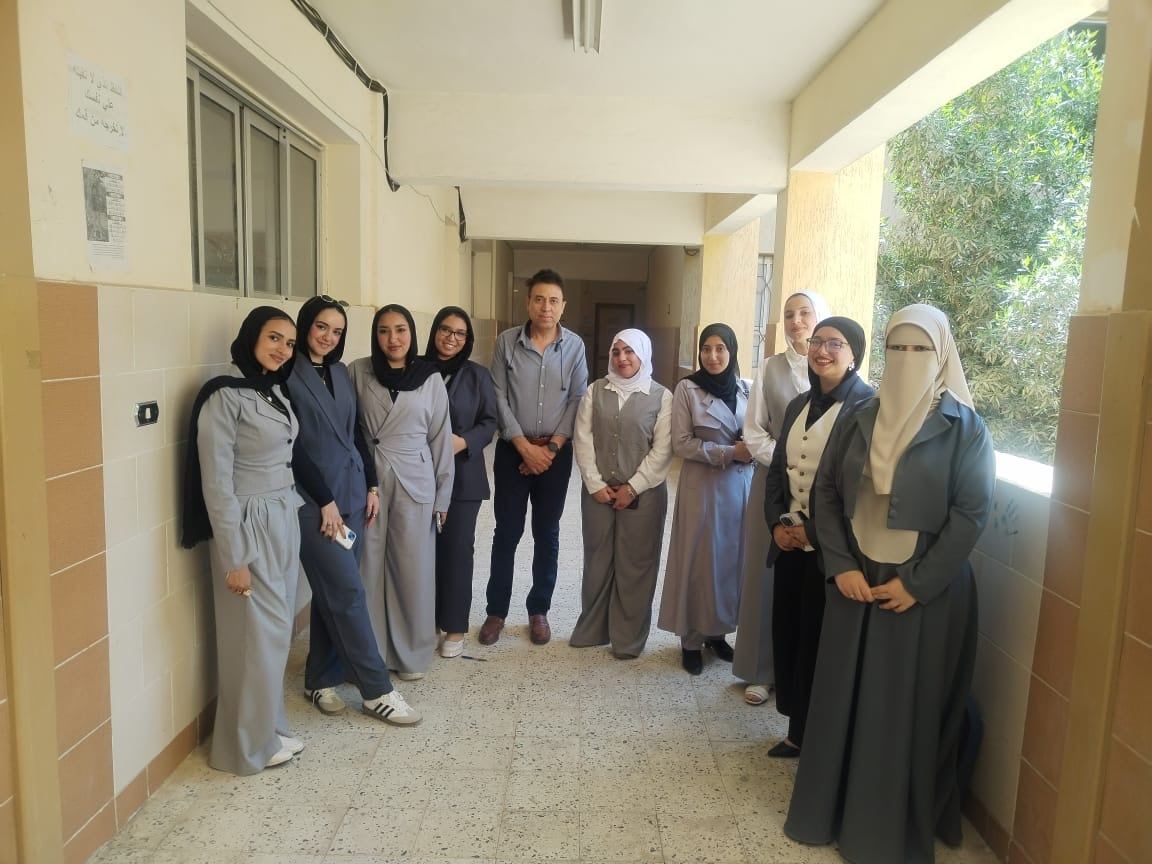 فريق عمل مشروع اليد الصناعية الذكية داخل مدرستهم فريق عمل مشروع اليد الصناعية الذكية داخل مدرستهم