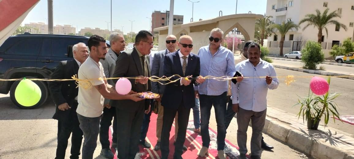 محافظ الأقصر خلال افتتاح سوق اليوم الواحد بمدينة طيبة محافظ الأقصر خلال افتتاح سوق اليوم الواحد بمدينة طيبة