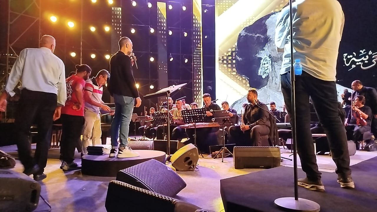 مصطفى حلمي يجرّب النغمات قبل حفل هاني شاكر (4) مصطفى حلمي يجرّب النغمات قبل حفل هاني شاكر (4)