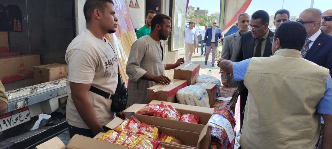 فتح سوق اليوم الواحد بمدينة طيبة الجديدة لتوفير السلع الأساسية فتح سوق اليوم الواحد بمدينة طيبة الجديدة لتوفير السلع الأساسية