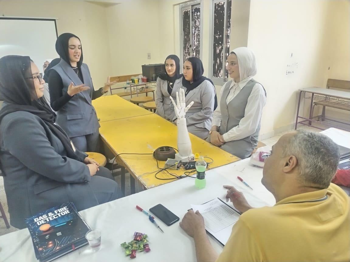 أميرة وزملاؤها يبتكرون يدًا صناعية ذكية أميرة وزملاؤها يبتكرون يدًا صناعية ذكية