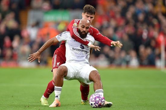 جانب من المباراة بين ليفربول ومانشستر يونايتد جانب من المباراة بين ليفربول ومانشستر يونايتد