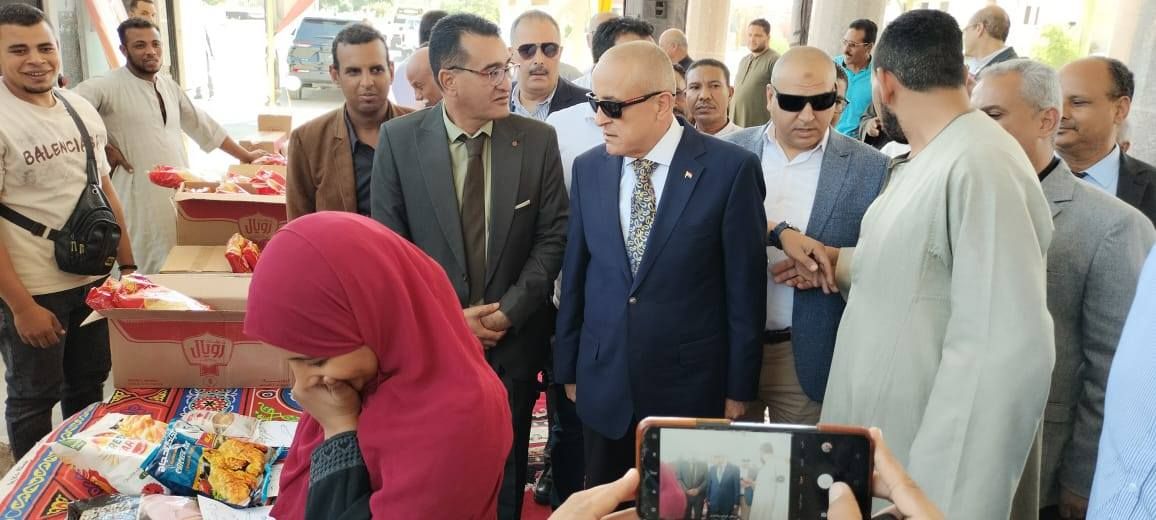 جولة بسوق اليوم الواحد بمدينة طيبة الجديدة لتوفير السلع الأساسية جولة بسوق اليوم الواحد بمدينة طيبة الجديدة لتوفير السلع الأساسية