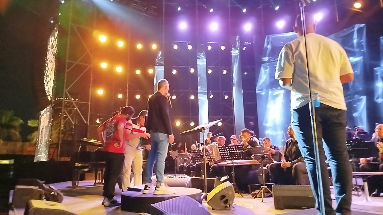 مصطفى حلمي يجرّب النغمات قبل حفل هاني شاكر (5) مصطفى حلمي يجرّب النغمات قبل حفل هاني شاكر (5)