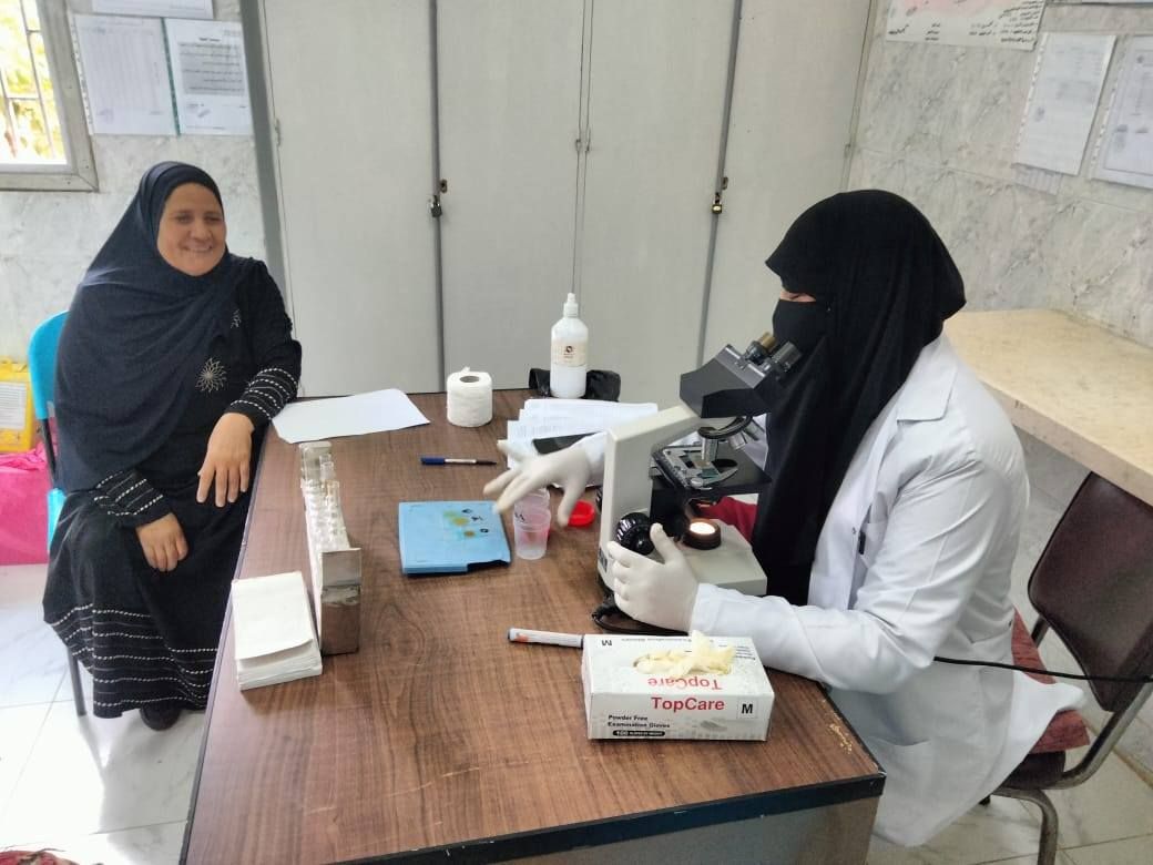 إجراء التحاليل لسيدة إجراء التحاليل لسيدة