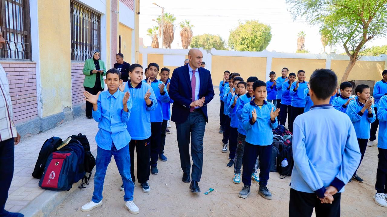 وزير التعليم خلال طابور الصباح وزير التعليم خلال طابور الصباح
