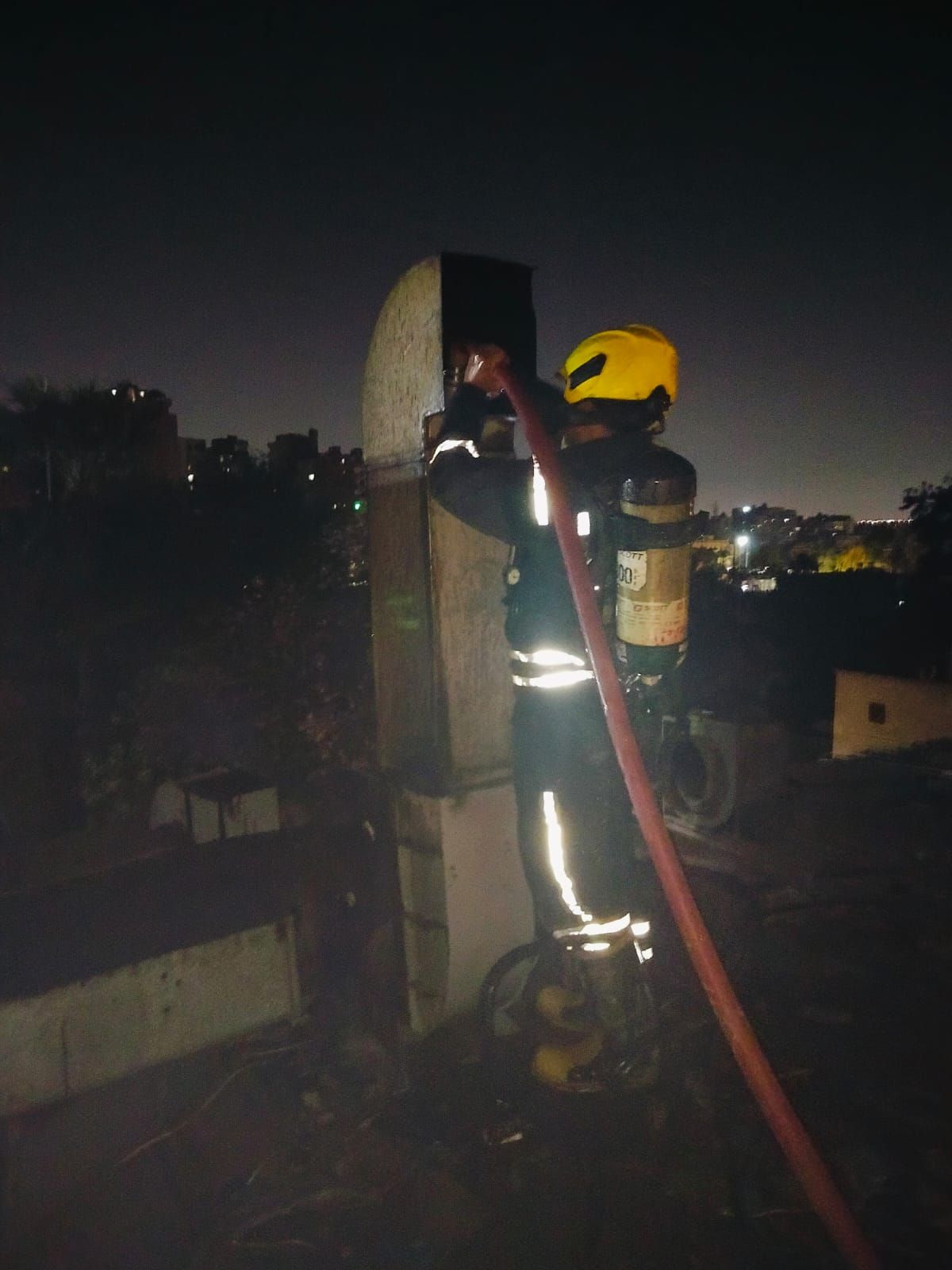 السيطرة على حريق داخل مطعم (2) السيطرة على حريق داخل مطعم (2)
