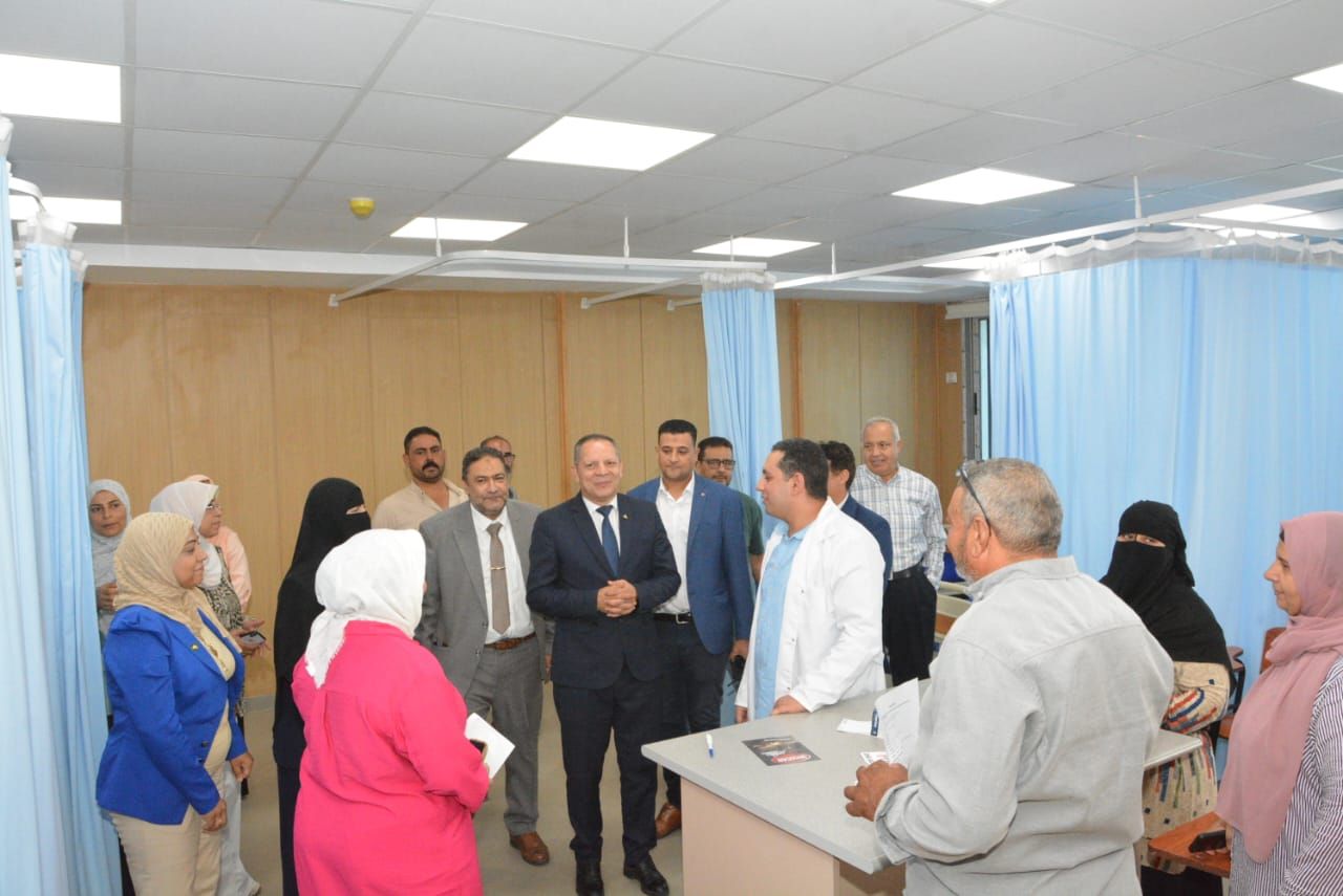 رئيس جامعة دمياط يفتتح حملة إطمن على صحة عظامك بكلية الطب (2) رئيس جامعة دمياط يفتتح حملة إطمن على صحة عظامك بكلية الطب (2)