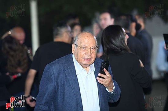 أمير عيد يتلقى عزاء والدته بمسجد حسين صدقى فى المعادي (11) أمير عيد يتلقى عزاء والدته بمسجد حسين صدقى فى المعادي (11)