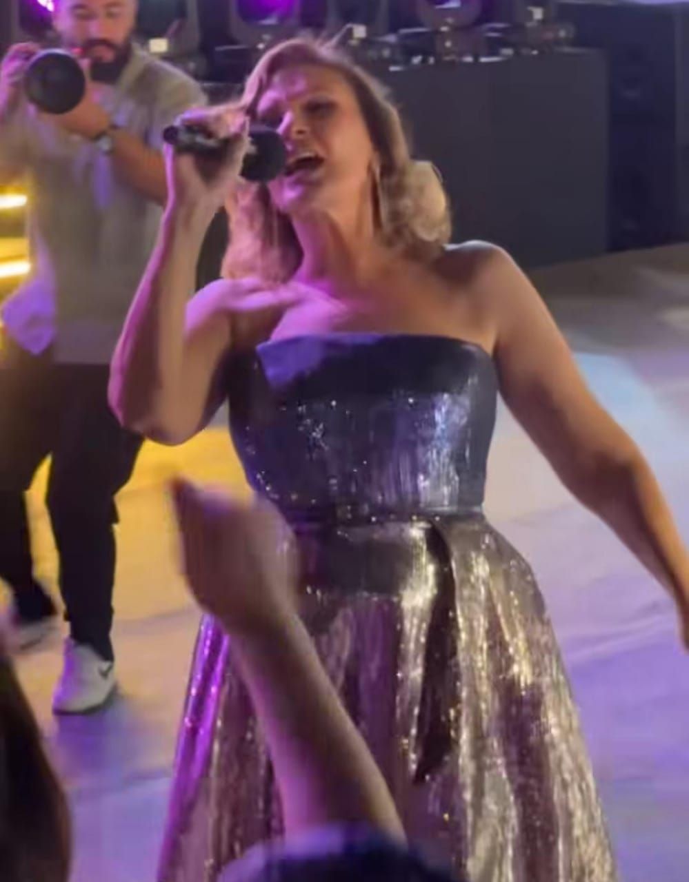 يسرا تشعل أجواء احتفال مهرجان الجونة (1) يسرا تشعل أجواء احتفال مهرجان الجونة (1)