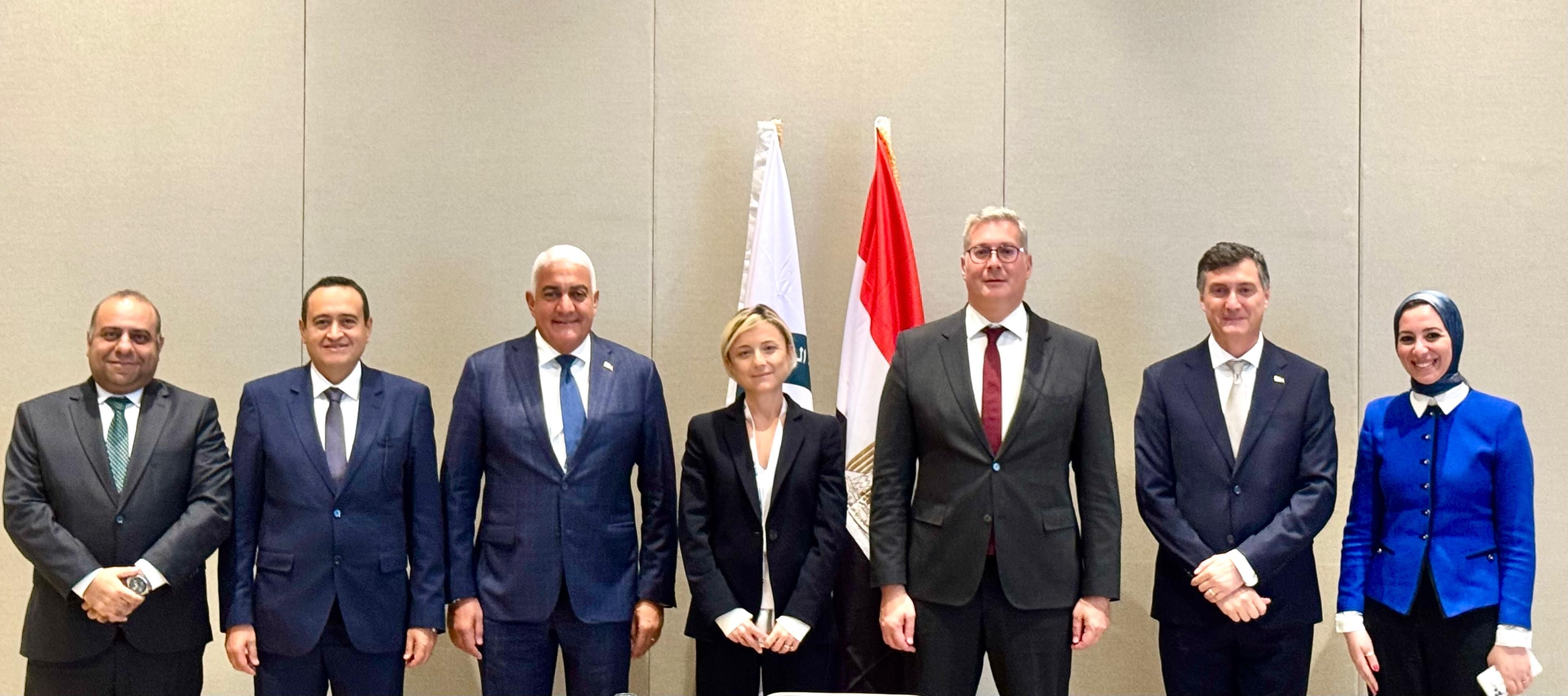 خلال مباحثاته مع مسئولى شركة اينى خلال مباحثاته مع مسئولى شركة اينى