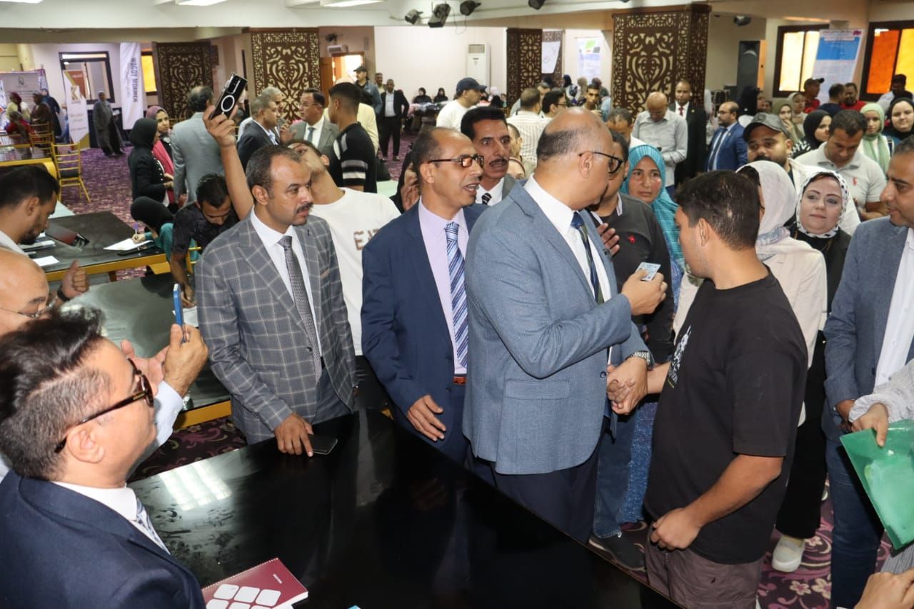 محافظ القليوبية يفتتح ملتقى توظيفي بنادي قليوب (3) محافظ القليوبية يفتتح ملتقى توظيفي بنادي قليوب (3)