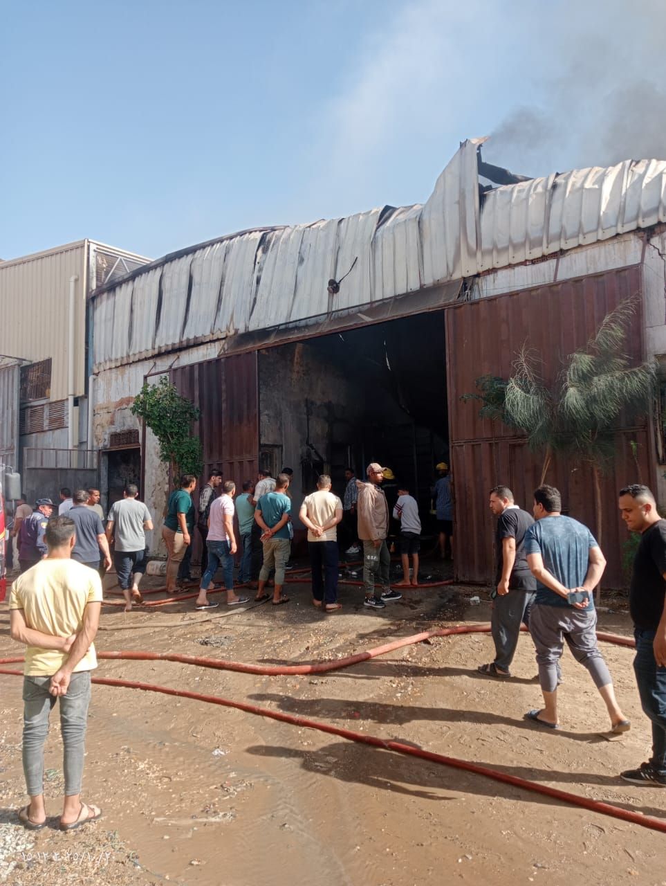 السيطرة على حريق بمصنع إسفنج بالشرقية (1) السيطرة على حريق بمصنع إسفنج بالشرقية (1)