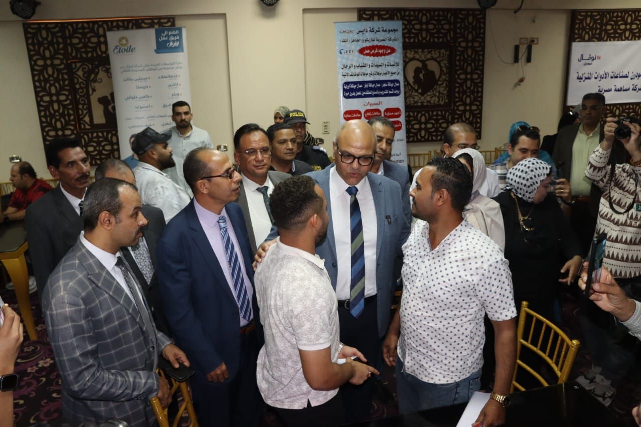 محافظ القليوبية يفتتح ملتقى توظيفي بنادي قليوب (4) محافظ القليوبية يفتتح ملتقى توظيفي بنادي قليوب (4)