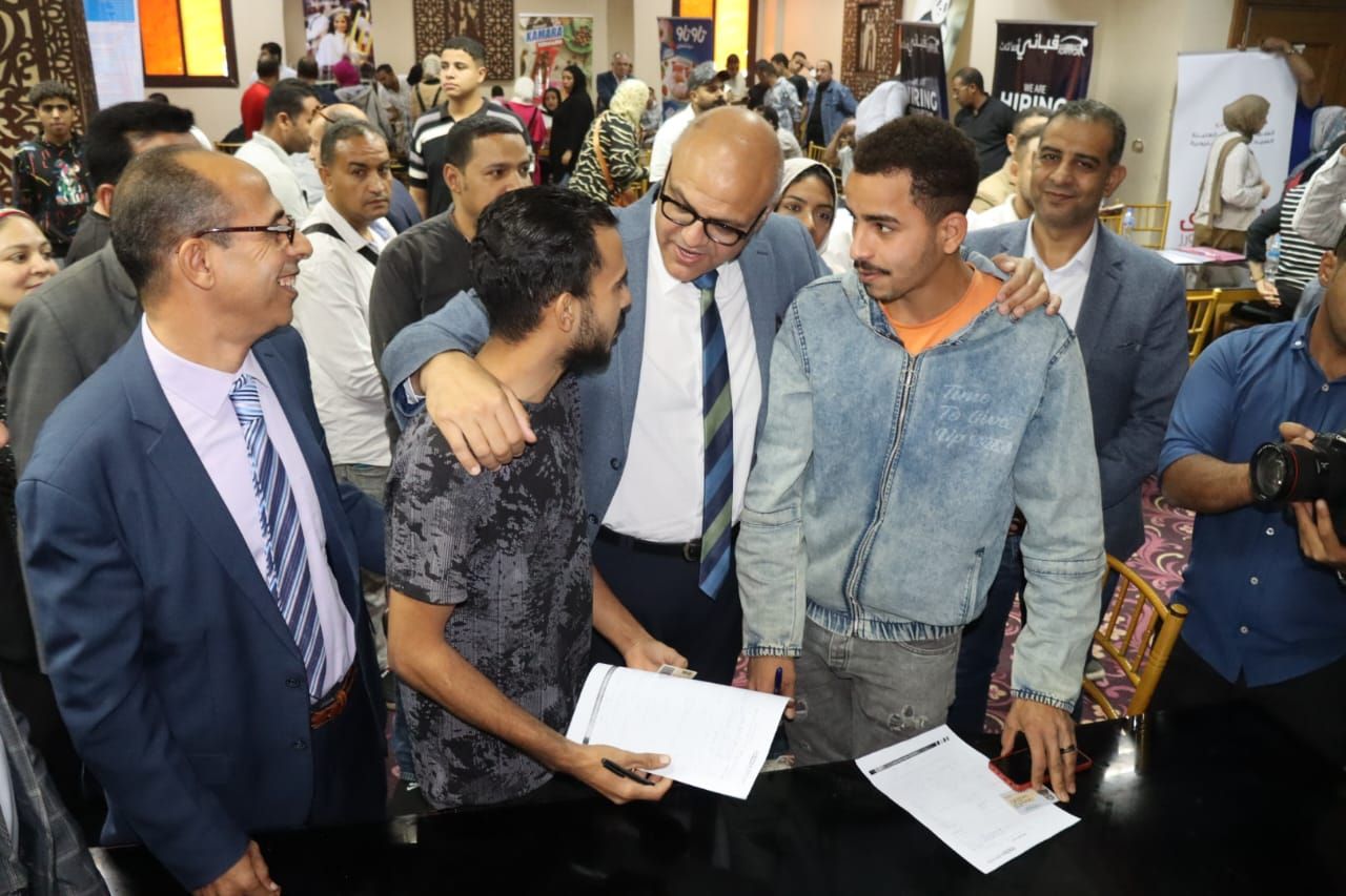محافظ القليوبية يفتتح ملتقى توظيفي بنادي قليوب (2) محافظ القليوبية يفتتح ملتقى توظيفي بنادي قليوب (2)