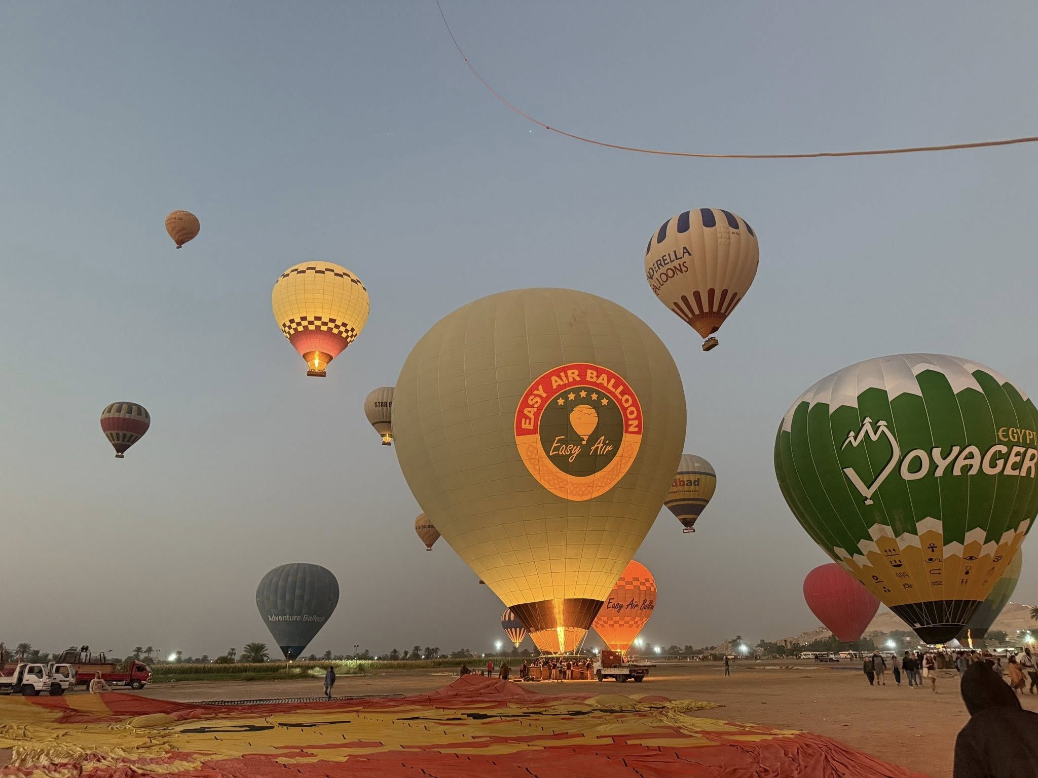 البالونات الطائر قبل تحليقها فى سماء غرب الأقصر البالونات الطائر قبل تحليقها فى سماء غرب الأقصر