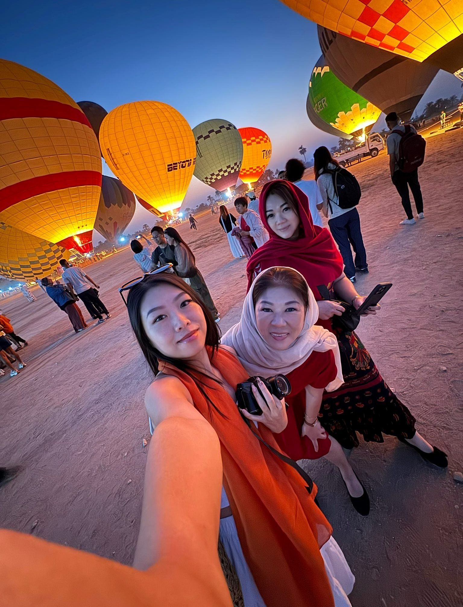 سيلفي الأجانب فى قلب أرض مطار البالون سيلفي الأجانب فى قلب أرض مطار البالون