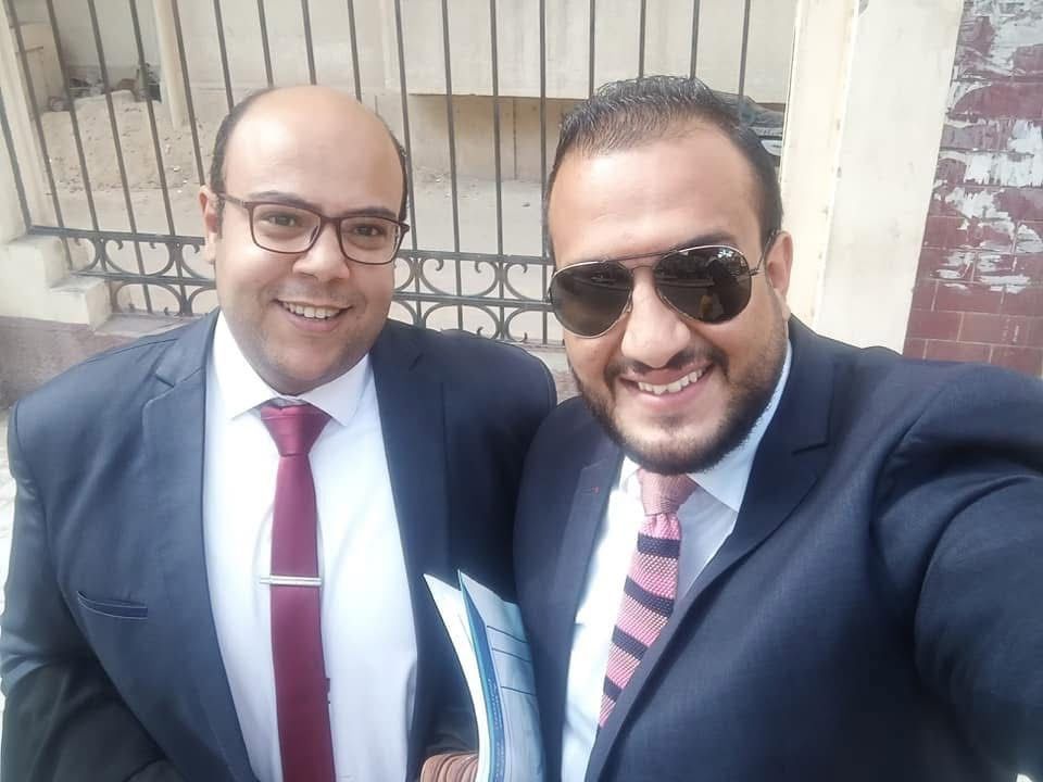 محامي الإسكندرية أمام المحكمة مع أحد زملائه بعد انتهاء اخر جلساته محامي الإسكندرية أمام المحكمة مع أحد زملائه بعد انتهاء اخر جلساته