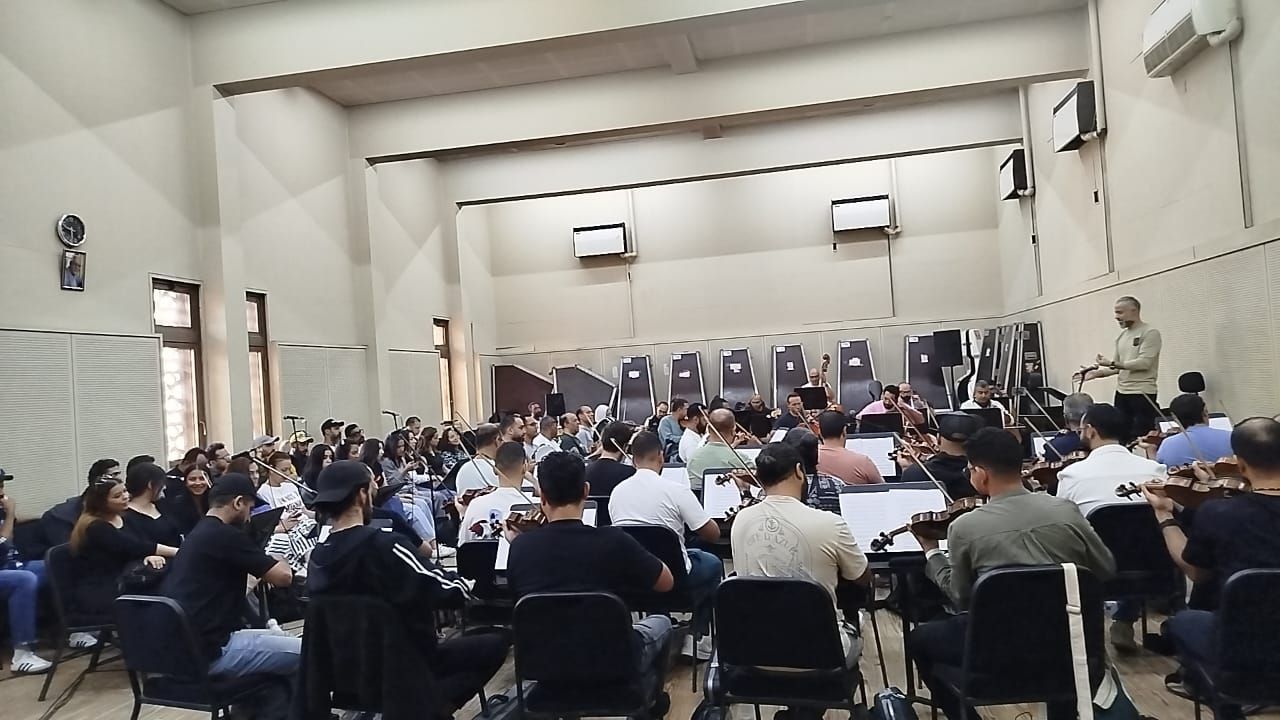 المايسترو مصطفي حلمي يقود بروفه لفرقة صابر الرباعى وسوما (1) المايسترو مصطفي حلمي يقود بروفه لفرقة صابر الرباعى وسوما (1)