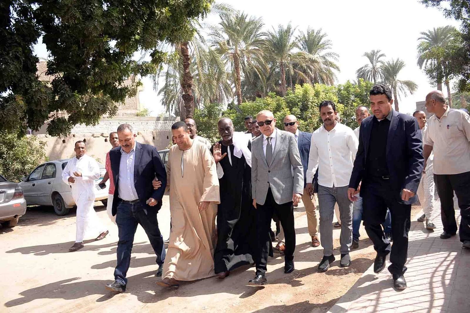 المحافظ يزور منشية النوبة لبحث شكواهم والإستماع إلى مطالبهم المحافظ يزور منشية النوبة لبحث شكواهم والإستماع إلى مطالبهم