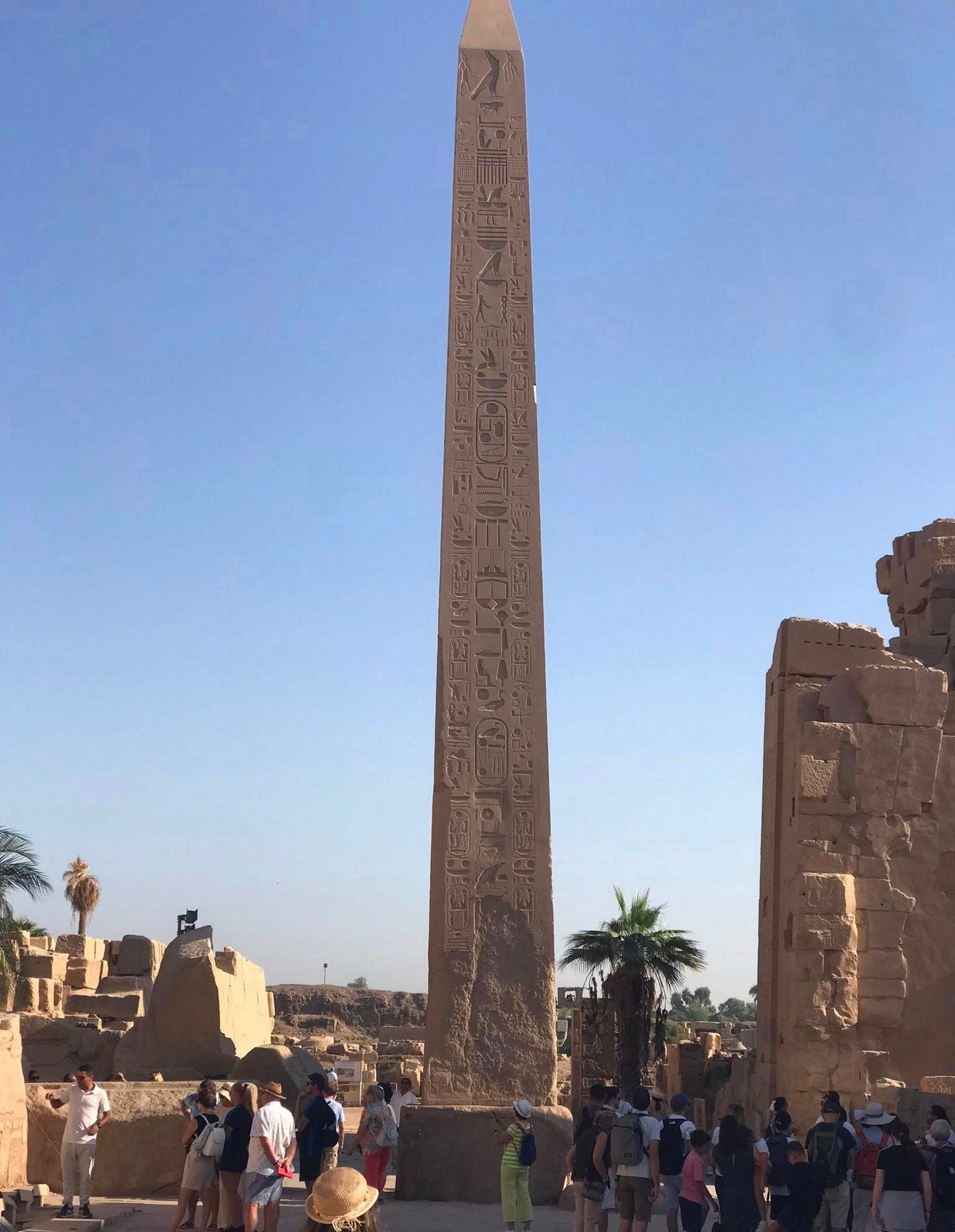 جانب من استمتاع السائحين بين مسلات معابد الكرنك جانب من استمتاع السائحين بين مسلات معابد الكرنك