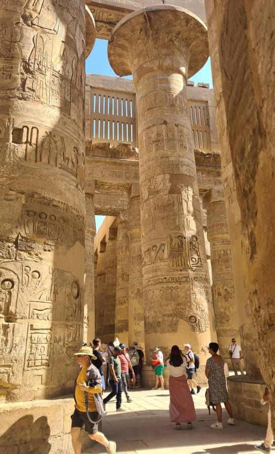 جولات الأجانب بين أعمدة معابد الكرنك جولات الأجانب بين أعمدة معابد الكرنك