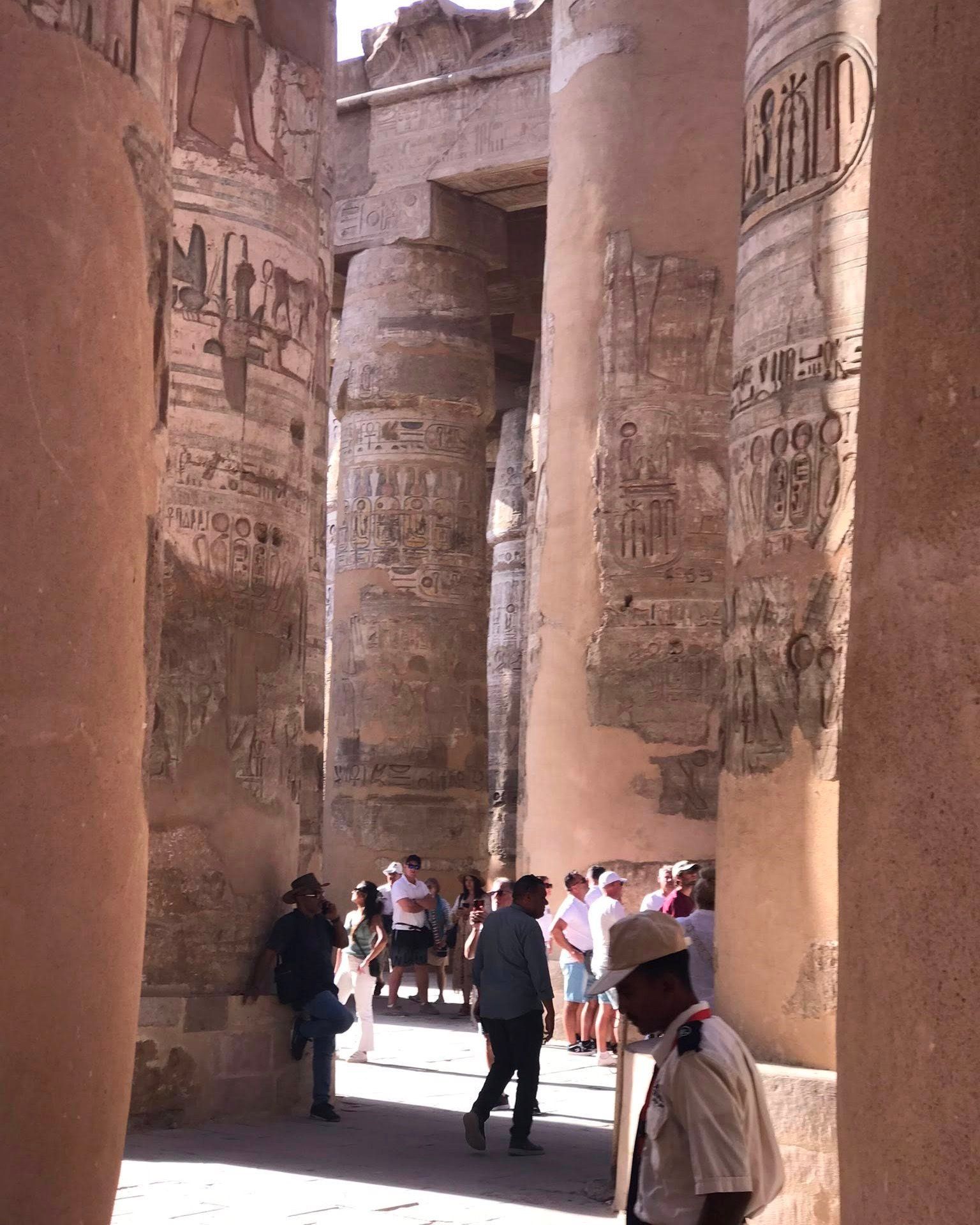 السياح يستمتعون فى قلب صالة الأعمدة الكبرى السياح يستمتعون فى قلب صالة الأعمدة الكبرى