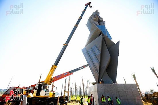 تمثال حضاري في الطريق المؤدي للمتحف المصري الكبير تمثال حضاري في الطريق المؤدي للمتحف المصري الكبير