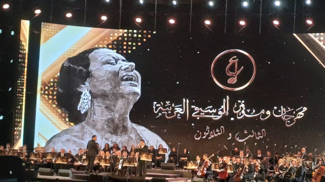 محمد الحلو يفتتح حفل مهرجان الموسيقى العربية بأغنية الوسية (1) محمد الحلو يفتتح حفل مهرجان الموسيقى العربية بأغنية الوسية (1)