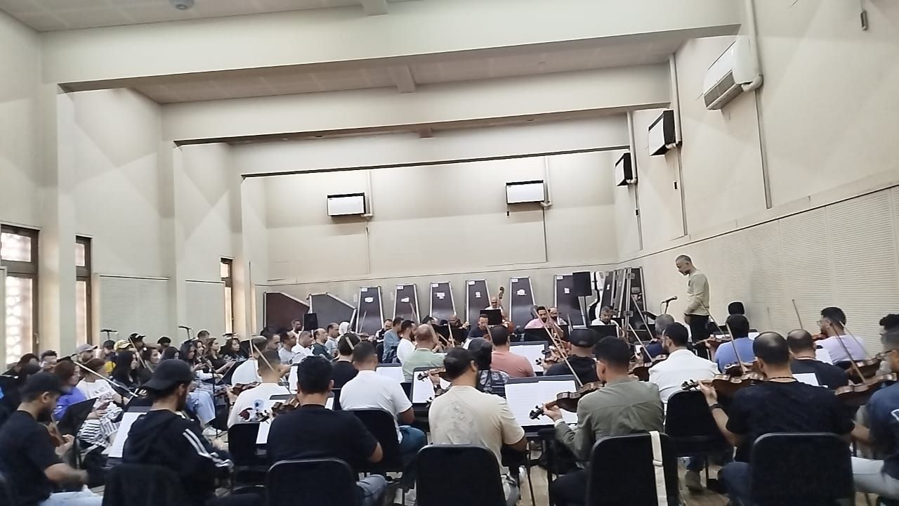المايسترو مصطفي حلمي يقود بروفه لفرقة صابر الرباعى وسوما (4) المايسترو مصطفي حلمي يقود بروفه لفرقة صابر الرباعى وسوما (4)
