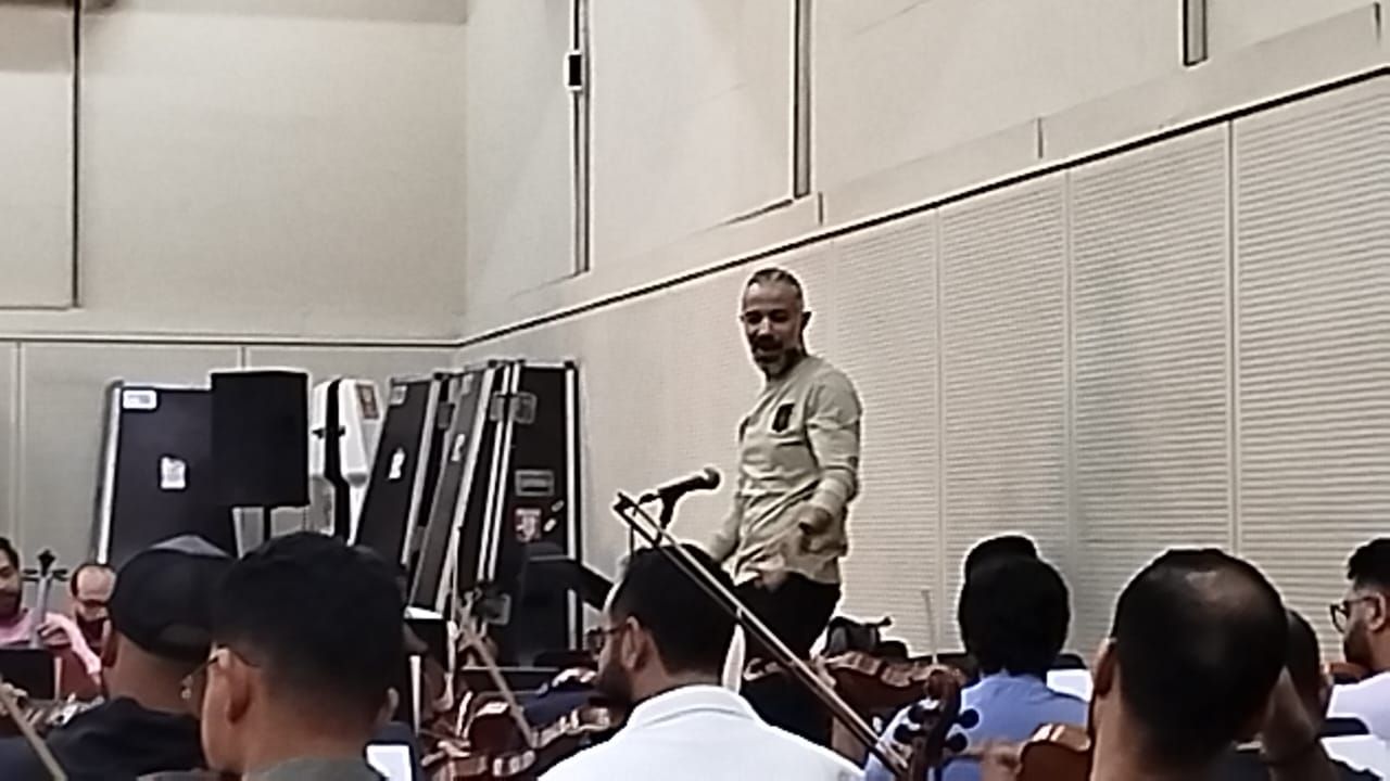 المايسترو مصطفي حلمي يقود بروفه لفرقة صابر الرباعى وسوما (3) المايسترو مصطفي حلمي يقود بروفه لفرقة صابر الرباعى وسوما (3)