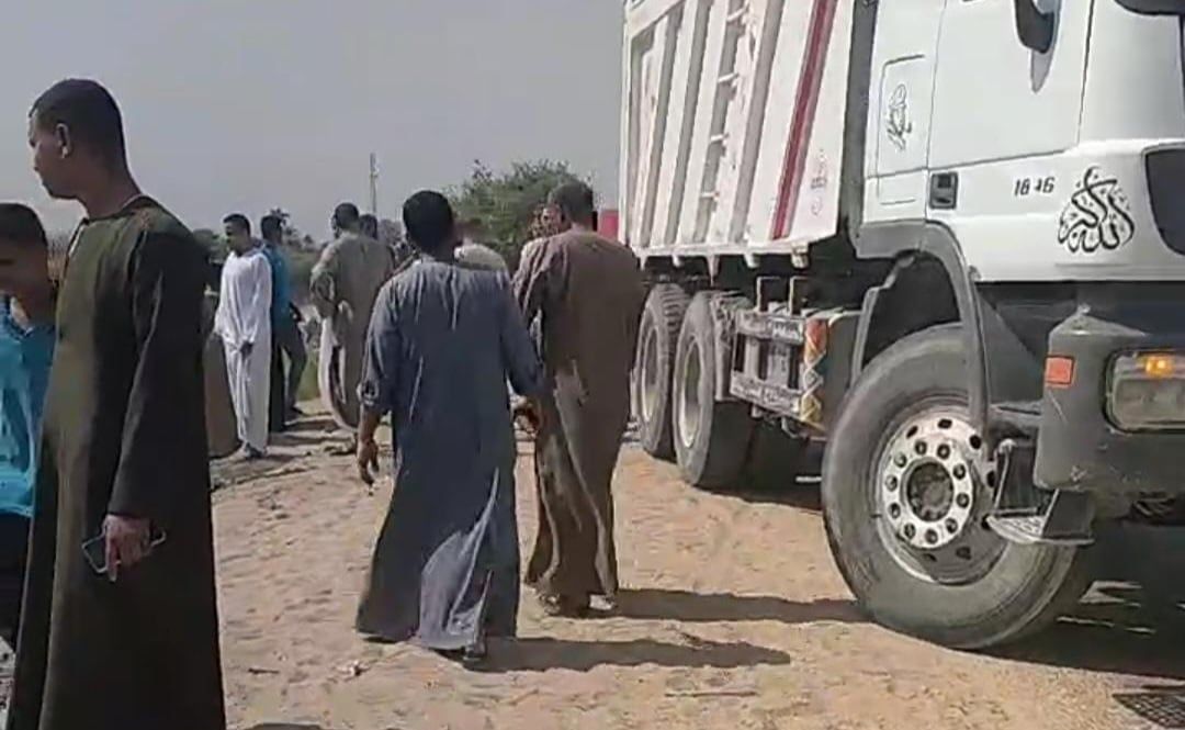 انقلاب سيارة ميكروباص داخل ترعة بقرية الشيخ عيسى انقلاب سيارة ميكروباص داخل ترعة بقرية الشيخ عيسى