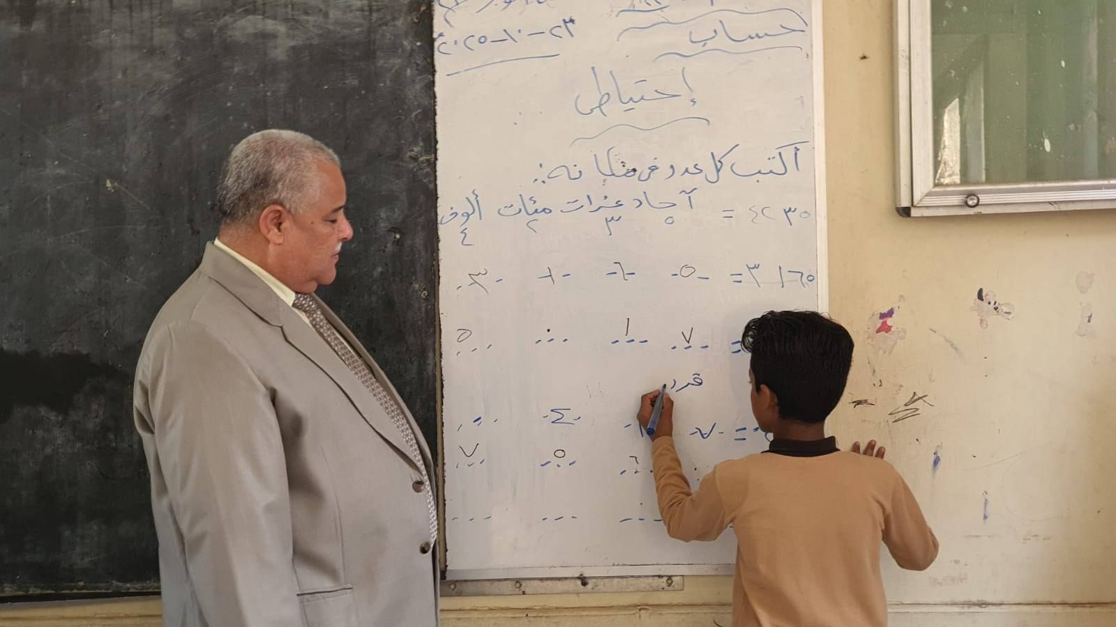 متابعة وكيل التعلم لمستوى الطلبة بمدرسة الشهداء متابعة وكيل التعلم لمستوى الطلبة بمدرسة الشهداء