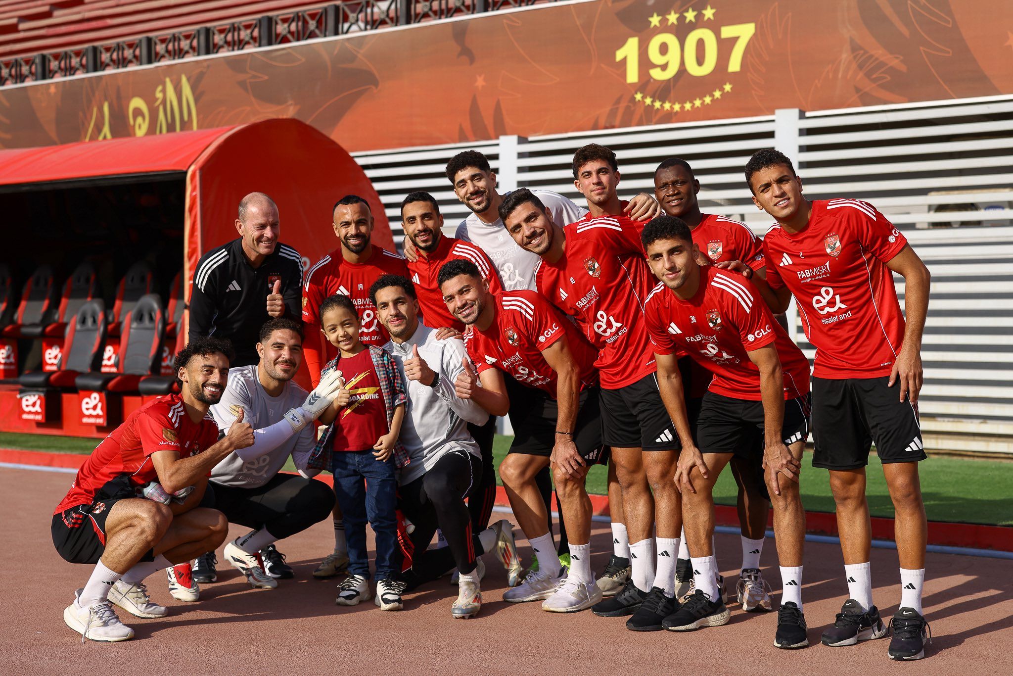 لاعبو الأهلي مع طفل يستعد لعملية زرع نخاع لاعبو الأهلي مع طفل يستعد لعملية زرع نخاع